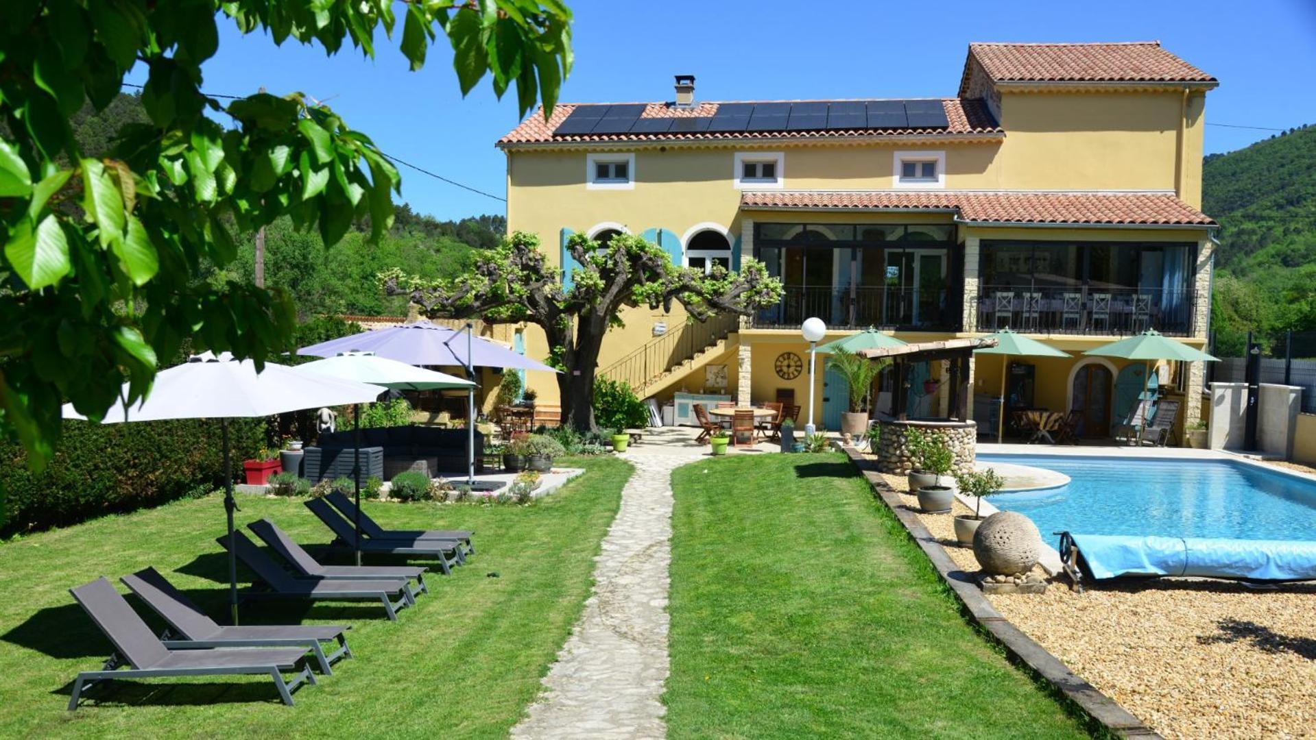 Au Grand Bonheur Bed & Breakfast Besseges Bagian luar foto
