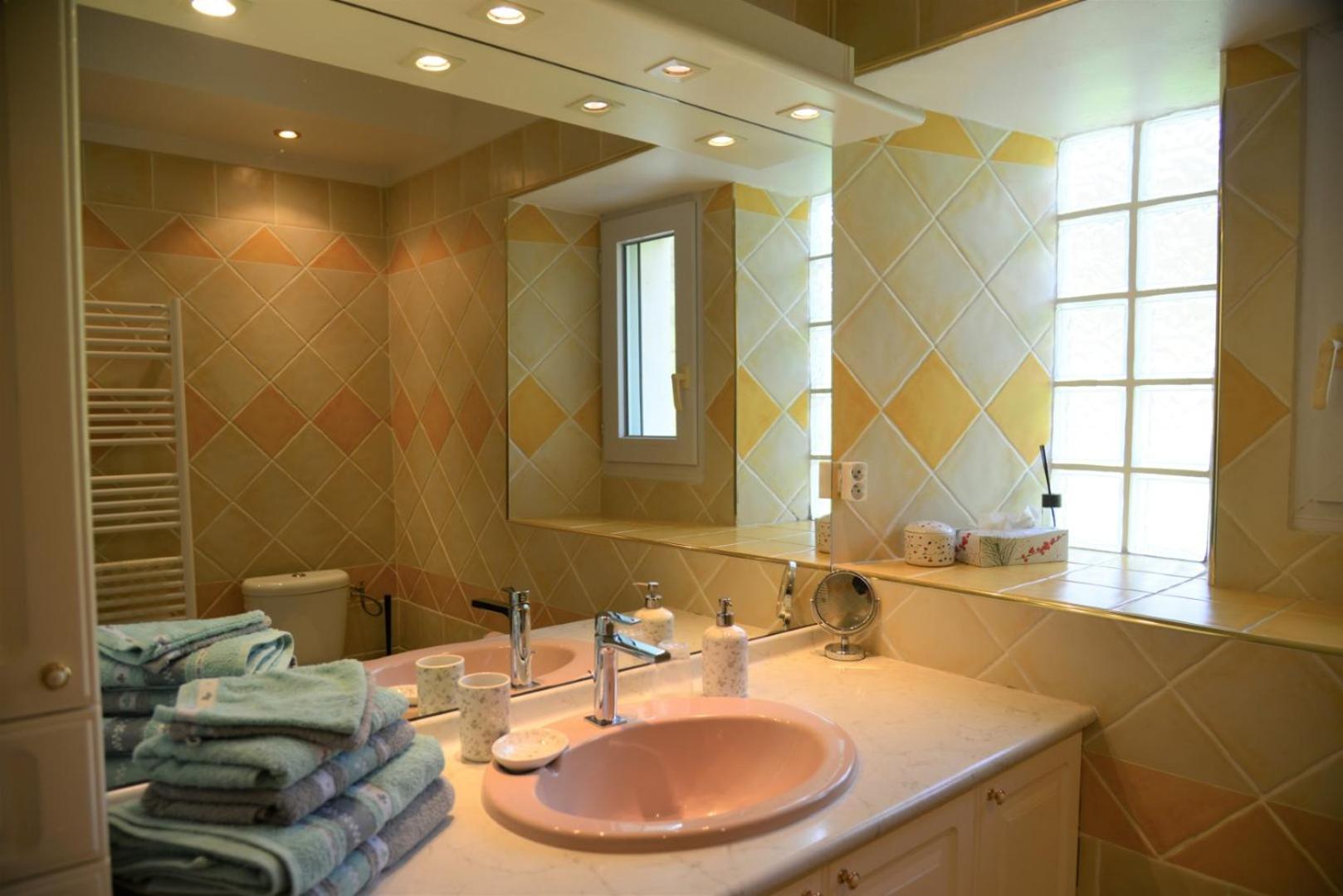 Au Grand Bonheur Bed & Breakfast Besseges Bagian luar foto